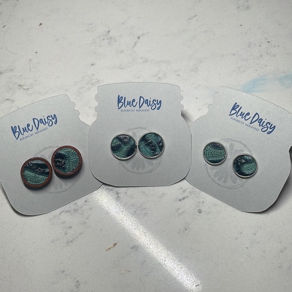 Embossed leather stud earrings - Picture 2 of 2